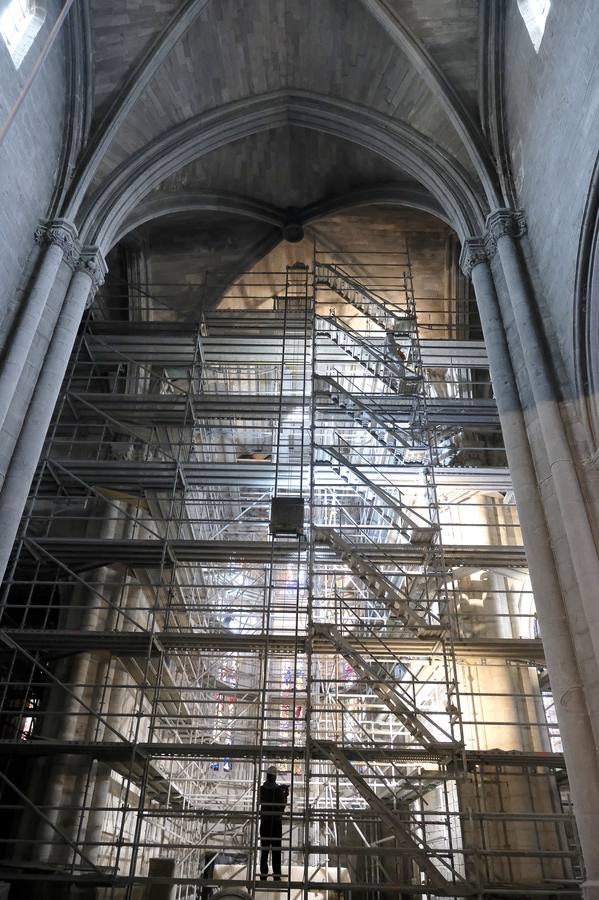 Fotos: Limpieza de la iglesia Santa María de la Antigua de Valladolid