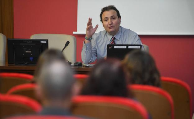 «El veneno depende de la dosis: un atracón de agua en una maratón puede matarte»