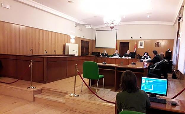 Un momento de la vista celebrada este viernes en la Audiencia de Valladolid, a la que no acudió el letrado procesado. 