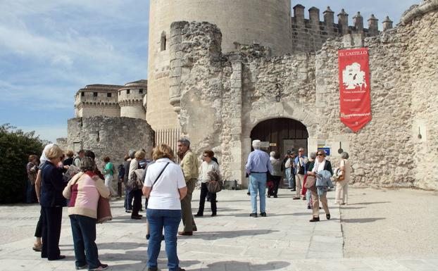 Visitantes frente al castillo de Cuéllar. 