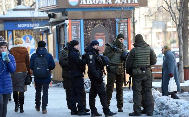 Miembros de la Guardia Nacional Ucraniana patrullan las calles de Kiev durante la ley marcial.