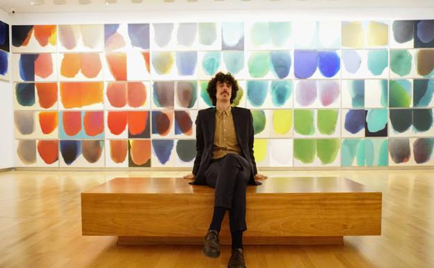Rubén Rodrigo posa junto a un mural con su obra.