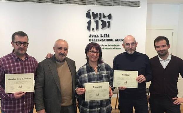 La Asociación de Novelistas Abulenses 'La Sombra del Ciprés' entrega el premio del I Certamen de Microrrelatos.
