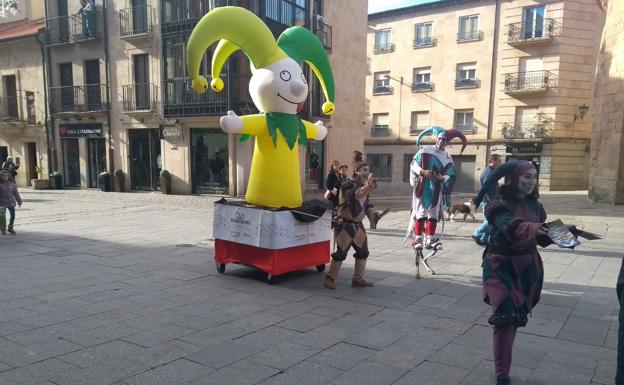 Actores participantes en los pasacalles navideños en el centro de la ciudad.