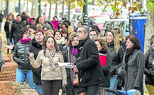 Opositores en las puertas del Aulario de la Universidad de Valladolid. :: 