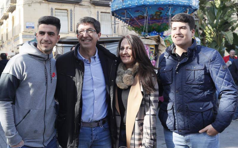 El candidato a la Presidencia de la Junta de Andalucía por Ciudadanos, Juan Marín, posa con su familia tras votar en el colegio electoral ubicado en la biblioteca de Sanlúcar de Barrameda (Cádiz).
