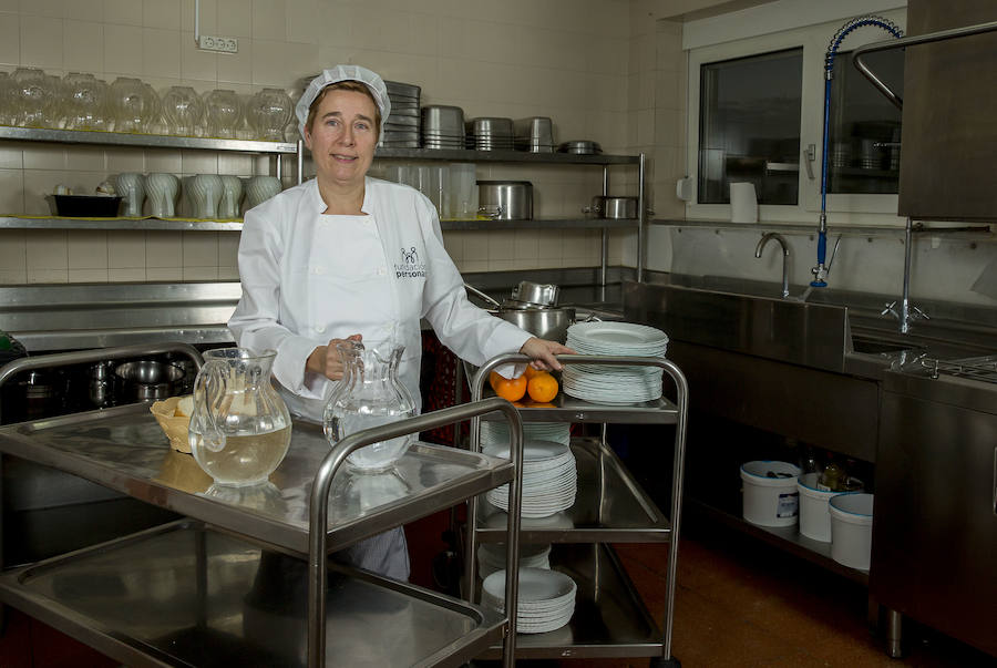 Susana, en el interior de la cocina de Fundación Personas. 