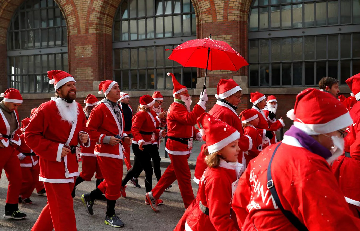 Miles de corredores vestidos con trajes de Papá Noel participan en la Carrera de Papá Noel en Budapest (Hungría)