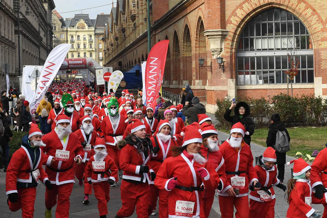 Miles de corredores vestidos con trajes de Papá Noel participan en la Carrera de Papá Noel en Budapest (Hungría)