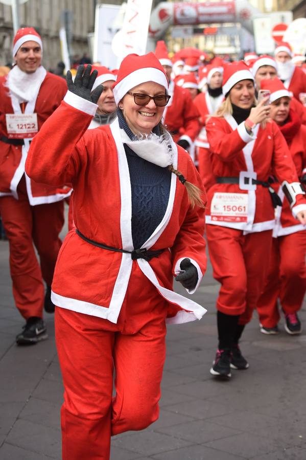 Miles de corredores vestidos con trajes de Papá Noel participan en la Carrera de Papá Noel en Budapest (Hungría)