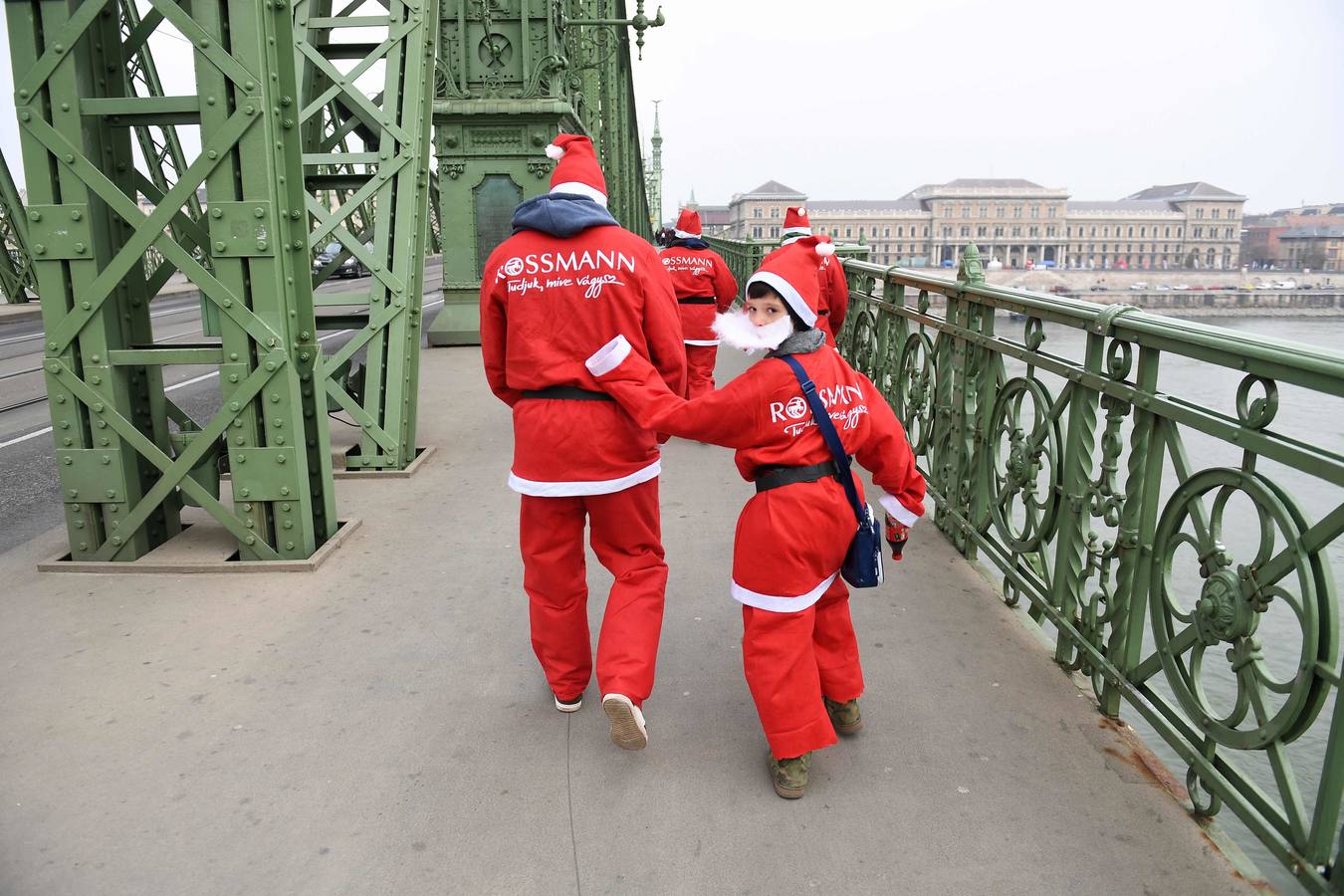 Miles de corredores vestidos con trajes de Papá Noel participan en la Carrera de Papá Noel en Budapest (Hungría)