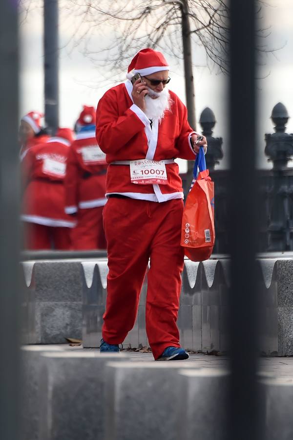 Miles de corredores vestidos con trajes de Papá Noel participan en la Carrera de Papá Noel en Budapest (Hungría)