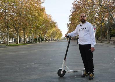 Imagen secundaria 1 - Rubén Estévez, uno de los usuarios que apuesta por el uso del patinete eléctrico en Valladolid. 