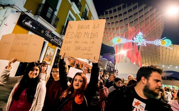 Manifestación estudiantil antifascista que ha comenzado esta tarde en la plaza de la Encarnación de Sevilla y ha continuado hasta el Parlamento de Andalucía y la Universidad hispalense, tras la irrupción de Vox en el Parlamento andaluz. 