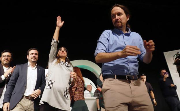 Pablo Iglesias (d), durante un mitin en Andalucía. 