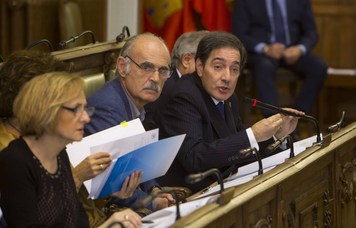 El pleno ha aprobado hoy una moción por la que insta al Gobierno de España a modificar el Reglamento General de Circulación para conseguir que se implante en todas las ciudades el límite de velocidad de 30 kilómetros por hora, para intentar reducir las tasas de accidentes