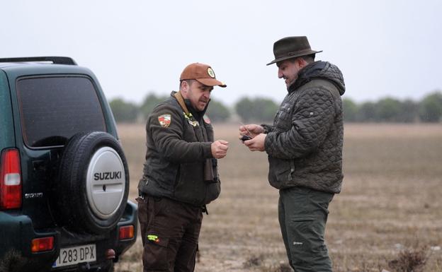 Un recolector muestra su permiso a uno de los guardas micológicos que vigilan los montes y pinares de la provincia. 
