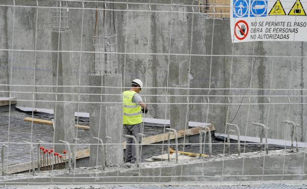 Un trabajador de la construcción en una obra en Salamanca.