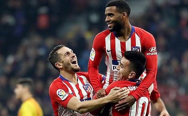 Koke, Lemar y Correa celebran el gol del francés.