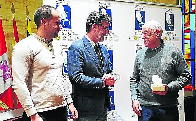 Dorrego, a la derecha, tras recoger el premio de manos del alcalde de San Ildefonso. 