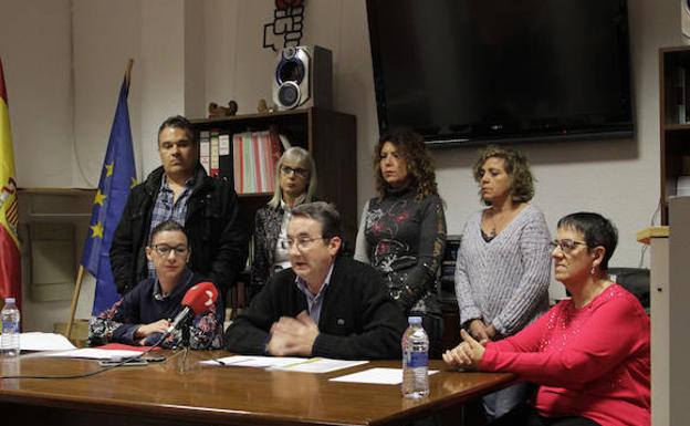 Biosca, rodeado de militantes, durante la rueda de prensa, ayer en Laguna.