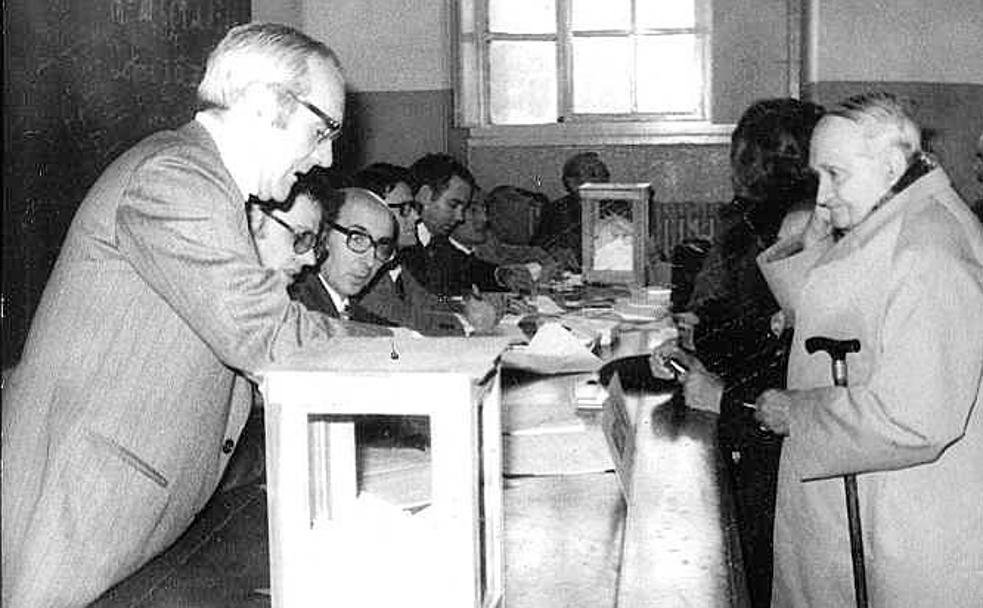 Un anciano deposita su voto y portada de El Norte del 1 de noviembre de 1978.