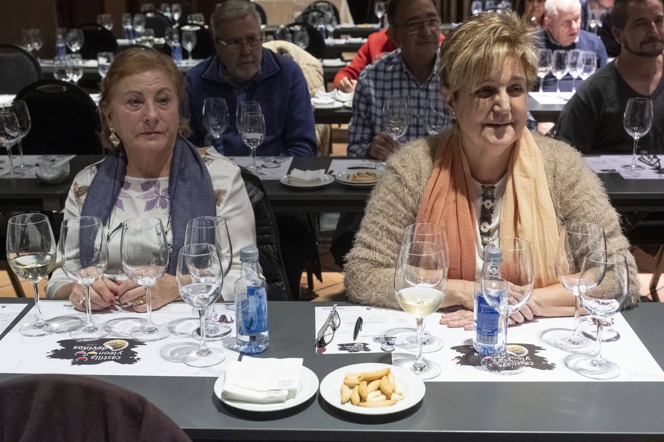 En el juego de experiencias y emociones, otros cuatro elementos adicionales, el regaliz, café molido, unos trocitos de piña y unas gominolas cumplieron la función de potenciar las cualidades de cada uno de los vinos catados