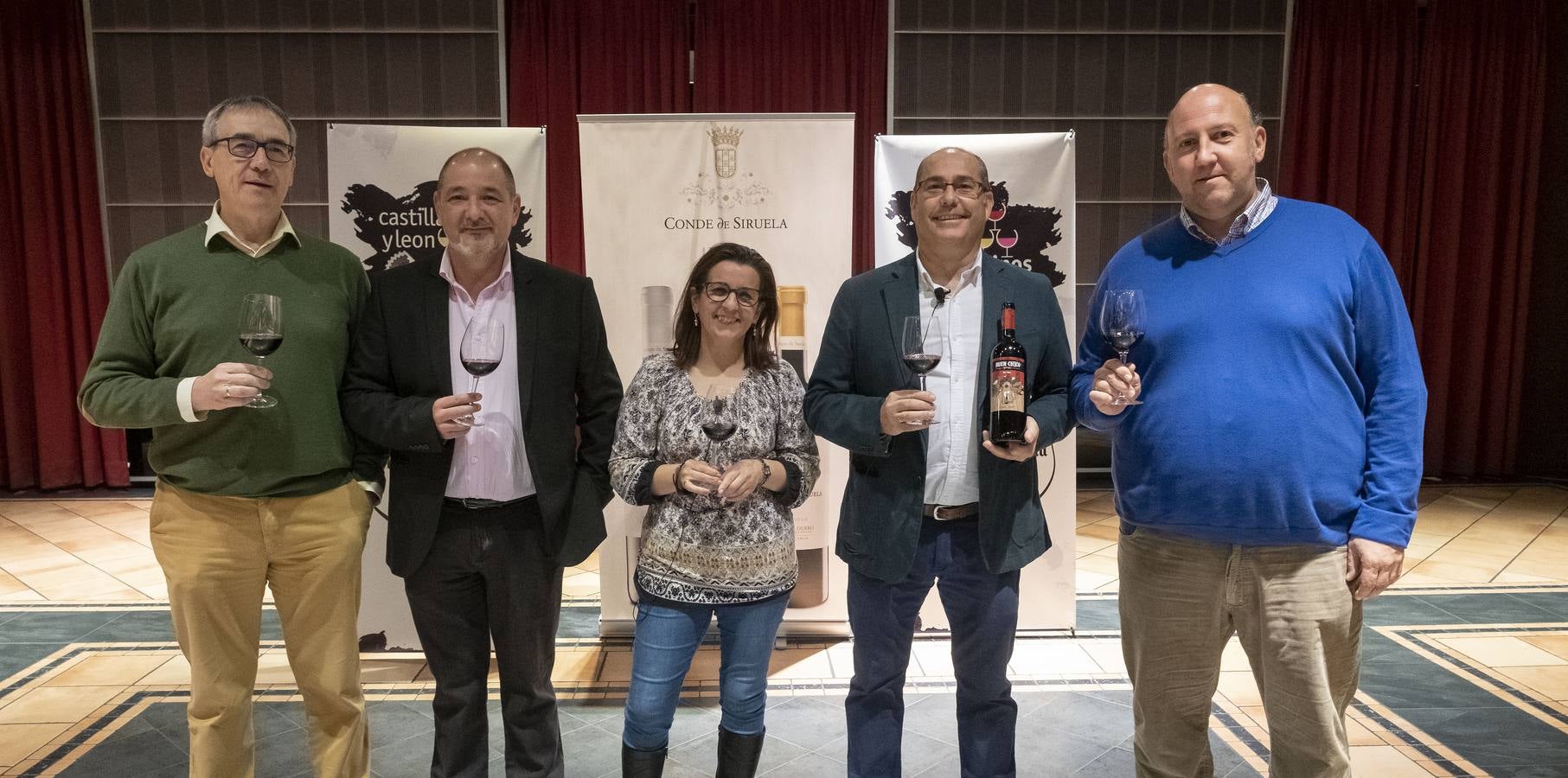 En el juego de experiencias y emociones, otros cuatro elementos adicionales, el regaliz, café molido, unos trocitos de piña y unas gominolas cumplieron la función de potenciar las cualidades de cada uno de los vinos catados