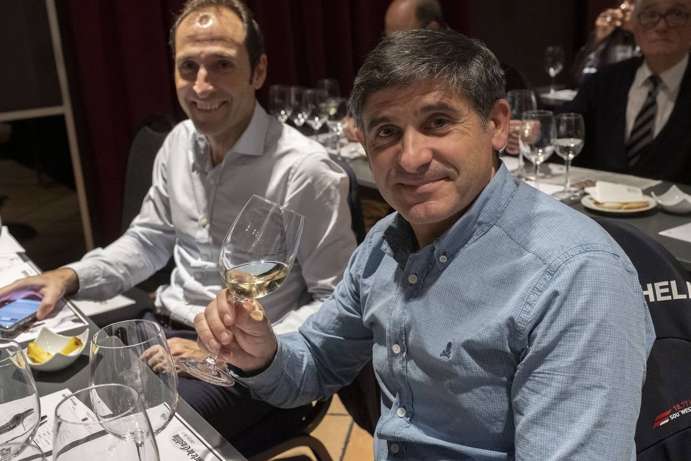 En el juego de experiencias y emociones, otros cuatro elementos adicionales, el regaliz, café molido, unos trocitos de piña y unas gominolas cumplieron la función de potenciar las cualidades de cada uno de los vinos catados