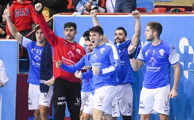 Los jugadores del Recoletas celebran un gol. 