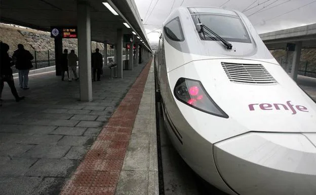 Ave parado en los andenes de la estación de Segovia. 