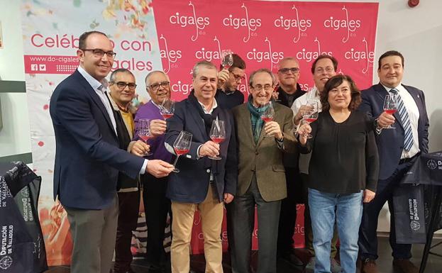 V´itor Alono y Julio Valles brindan con los alcaldes de los municipios de la DO Cigales. 