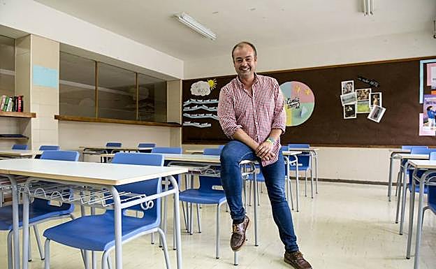 Sergio Calleja posa en un aula del Colegio Maristas de Segovia. Óscar Costa