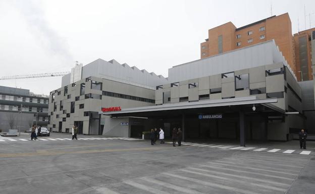 El Clínico amplía hasta la medianoche la radioterapia por obras en el acelerador