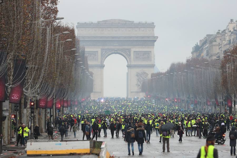 La capital francesa afronta con síndrome de toque de queda una jornada de máximo riesgo de repunte insurreccional de la guerrilla urbana