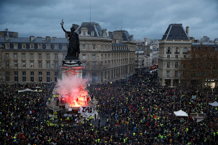 La capital francesa afronta con síndrome de toque de queda una jornada de máximo riesgo de repunte insurreccional de la guerrilla urbana