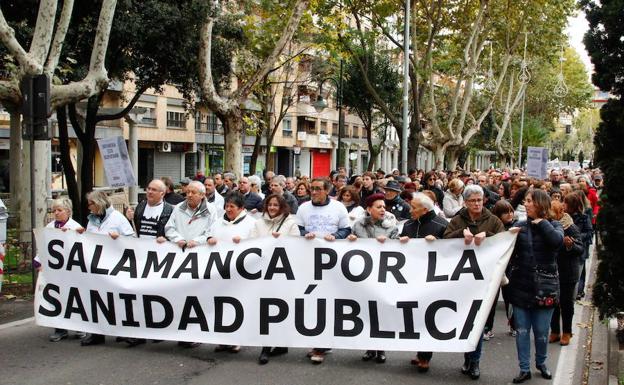 Cabecera de la última marea blanca convocada en Salamanca por la situación de la sanidad pública.