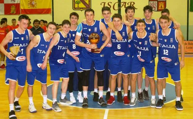 Los jugadores de la selección italiana, con su trofeo de campeones.