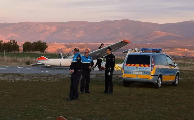 Agentes de las fuerzas de seguridad junto al velero y el cuerpo de la víctima.