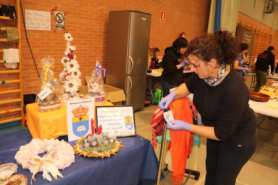 Una colaboradora, durante la iniciativa solidaria en Torquemada. 