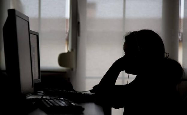 Un menor estudia con el ordenador en el centro de acogida.