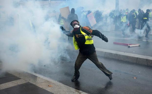 Imagen principal - Los &#039;chalecos amarillos&#039; vuelven a incendiar París