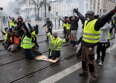 Imagen secundaria 1 - Los &#039;chalecos amarillos&#039; vuelven a incendiar París