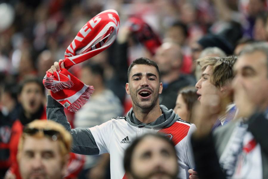 Fotos: Las aficiones de River y Boca llenan de color el Santiago Bernabéu