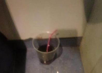 Imagen secundaria 1 - Restos de bebidas en el interior del autobús. 