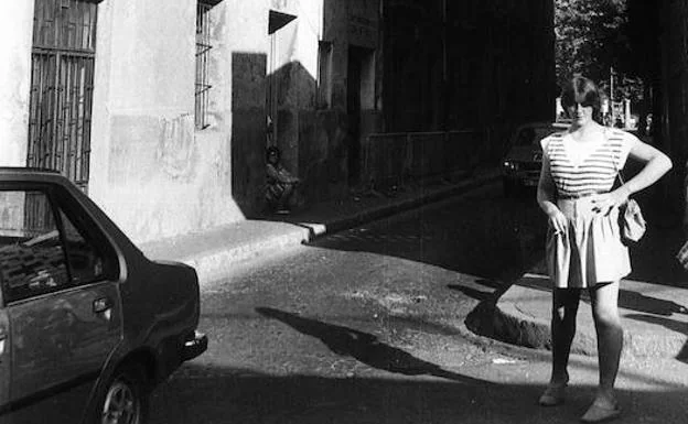 Una mujer, en la calle Padilla, a finales de los 80. 