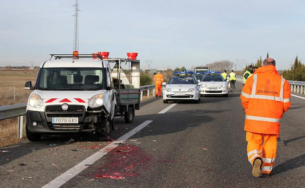 Fallece un trabajador de mantenimiento de la A-231 al ser atropellado por un camión a la altura de El Burgo Ranero . 