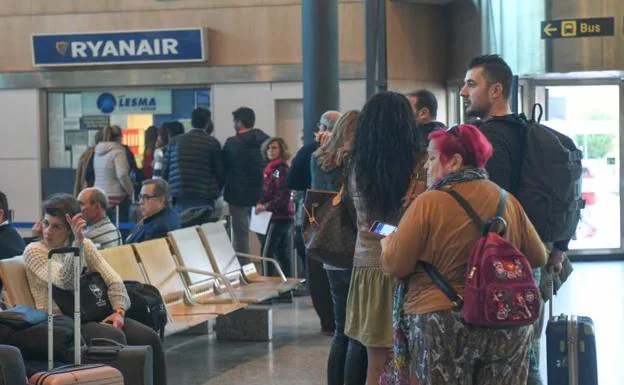 Los pasajeros del vuelo a Sevilla, del pasado 23 de noviembre, hacen cola para informarse. 