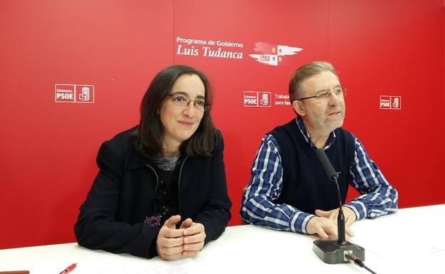 Inés Sánchez y Fidel Francés comparecen ante los periodistas.