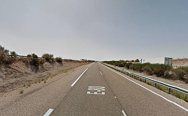 Kilómetro 190 de la A-62, a la altura del municipio de Alaejos, donde ha tenido lugar el accidente.